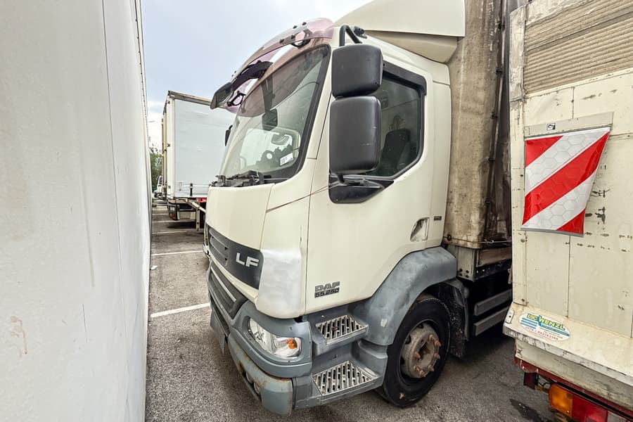 2-Achs Pritsche Plane mit LBW DAF FA LF 55.220, nicht fahrbereit, keine Papiere